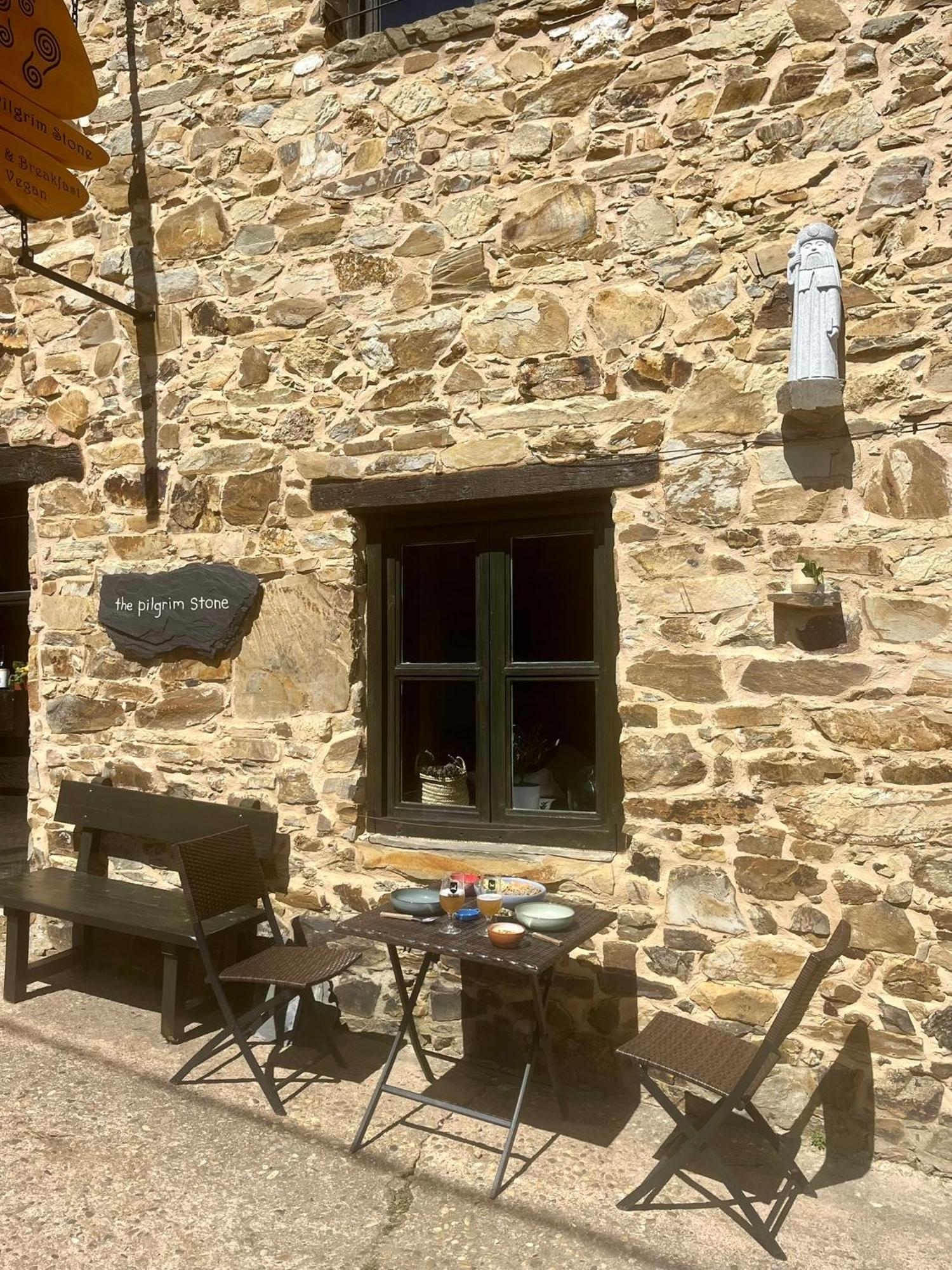 The Pilgrim Stone - Vegan B&B Rabanal del Camino Esterno foto