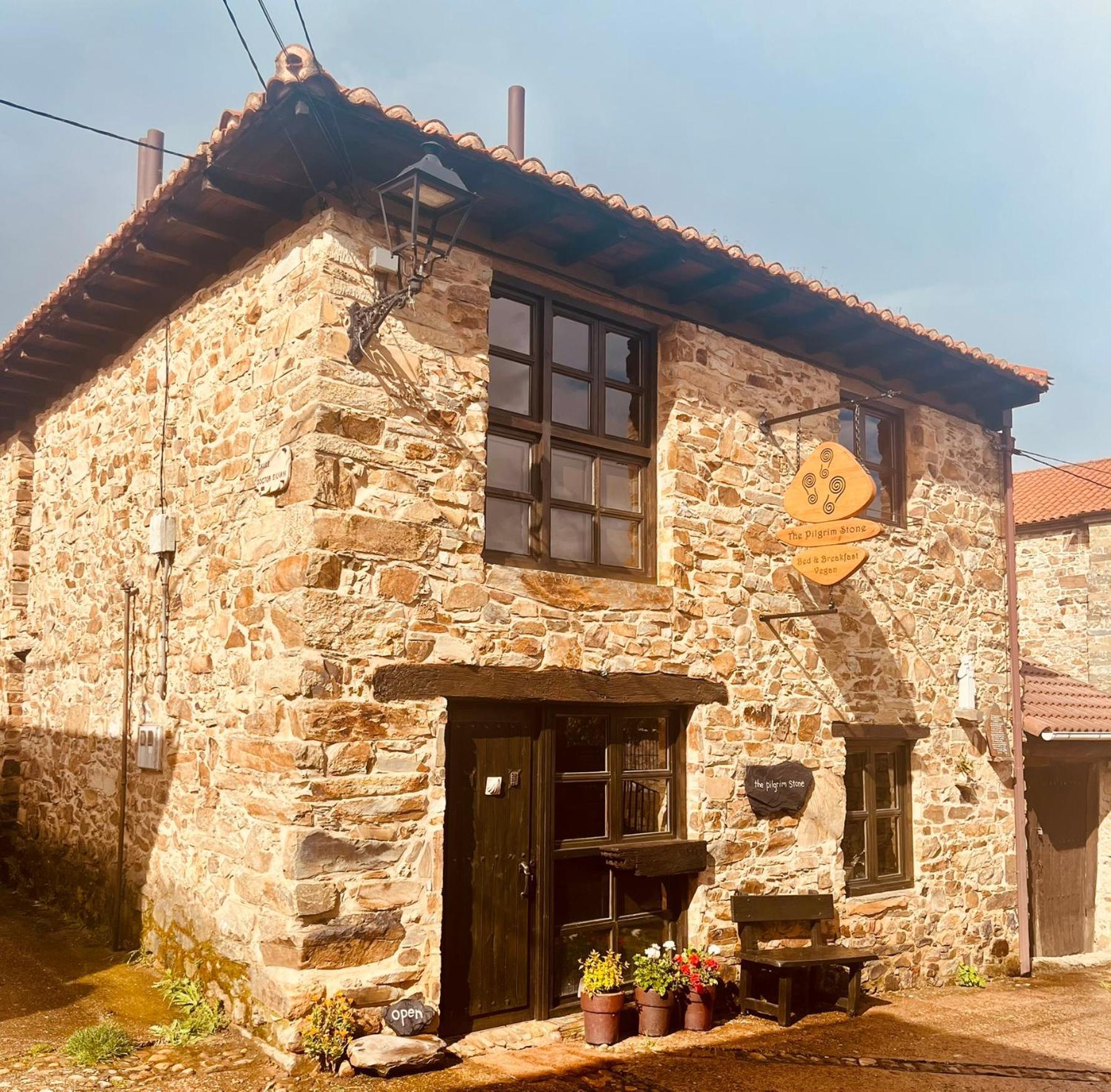 The Pilgrim Stone - Vegan B&B Rabanal del Camino Esterno foto